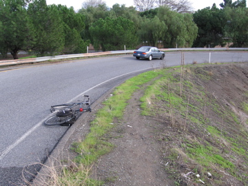 Unlike the asphalt sidewalk on the other ramp, here the walking facility is a dirt path. (SE side).